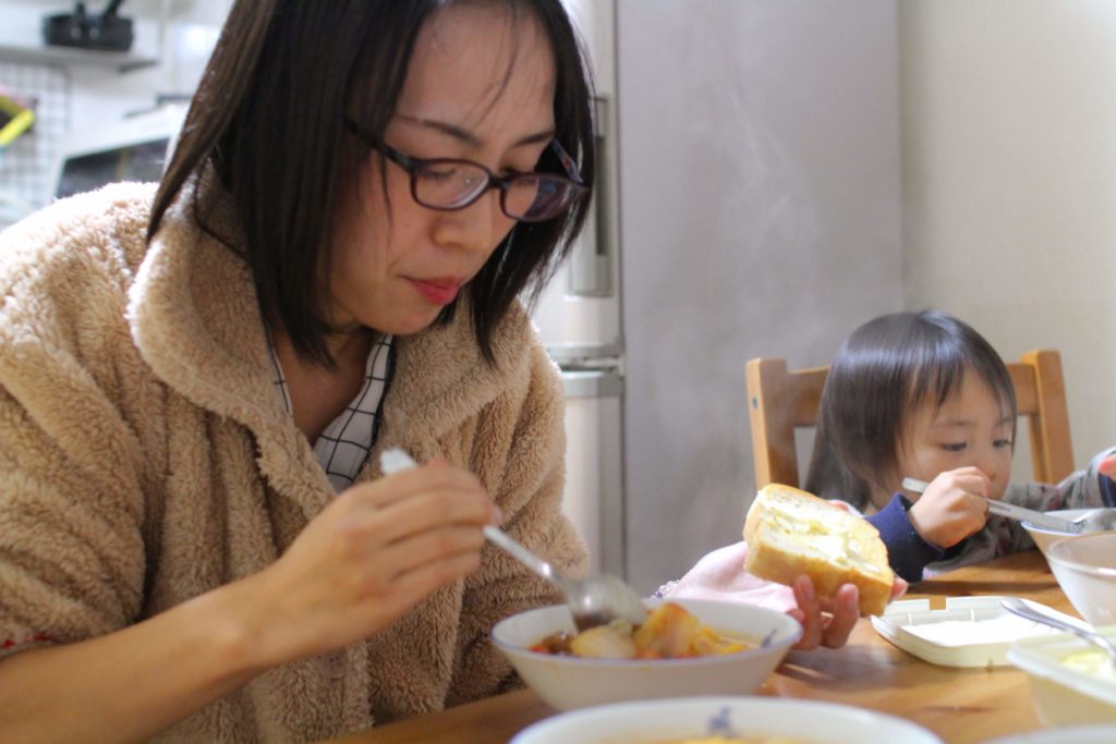 家族でシチューを食べる