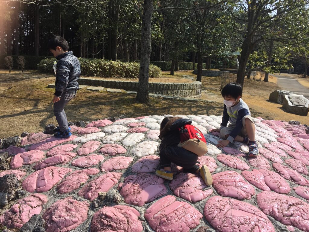 ３人で遊ぶ息子たち